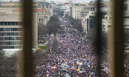 Trumpovi pristaše okupljaju se i u drugim američkim gradovima, neki zatvaraju zgrade javne uprave