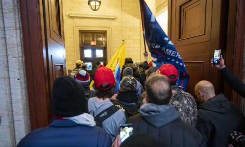 [VIDEO/FOTO] Nasilje nad policajcima, uništavanje zgrade... Pogledajte nevjerojatne prizore iz zgrade američkog Kongresa