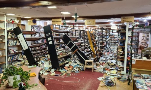 [FOTO] Gradska knjižnica u Petrinji teško stradala u potresu, ovako možete pomoći