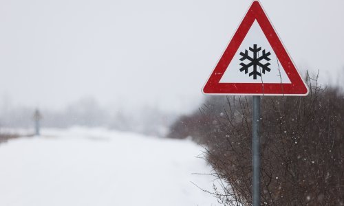 U unutrašnjosti i gorju snijeg, popodne nova naoblaka. Bura otežava promet na autocestama