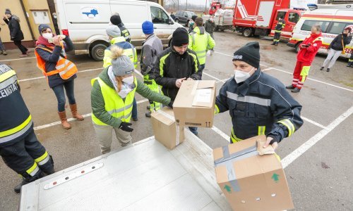 [VIDEO/FOTO] Njemački vatrogasci u konvoju od čak 23 vozila dovezli humanitarnu pomoć, dok je konvoj iz Austrije bio dugačak čak 2 kilometra