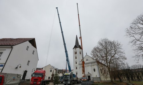 [VIDEO/FOTO] S oštećenog tornja sisačke katedrale uklonjen samo križ