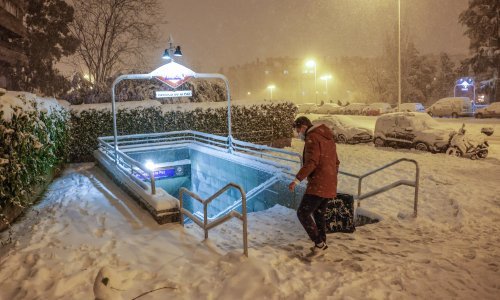 [FOTO] Snježna mećava prekinula promet u Madridu