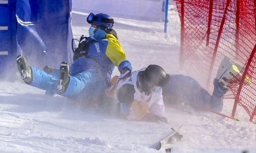 [FOTO] Prvu vožnju obilježio stravičan pad Amerikanca Tommyja Forda; udario je glavom i izgubio svijest, nakon 20 minuta ga je odveo helikopter