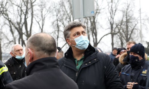 Plenković i Medved stigli u Sisak, skinut zvonik na katedrali: 'Hvala kuharima koji su nesebično i solidarno podijelili tisuće obroka'