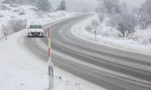HAK upozorava: Olujni vjetar i snijeg otežavaju promet, kamioni ne mogu prema Rijeci i Istri niti obrnuto