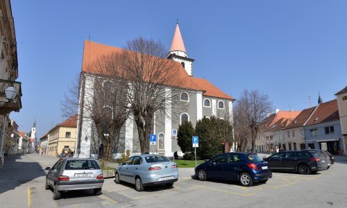 Policija traga za trojicom mladića koji su dva dana zaredom došli u varaždinsku crkvu i ukrali milodare, a netko je oštetio i 50 gradskih čempresa