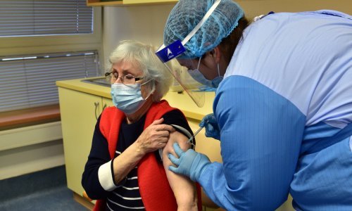Slovenija neće prekidati cijepljenje AstraZenecom unatoč sumnjama u sigurnost