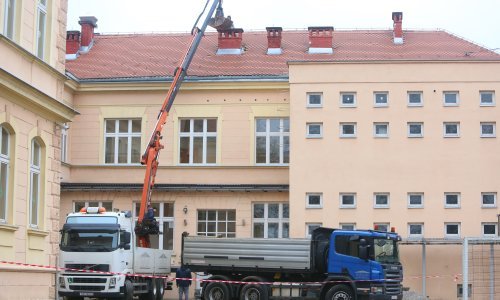 [ANKETA] Korona još uvijek prijeti, zgrade u središnjoj Hrvatskoj su oštećene. Treba li djecu poslati u škole u ponedjeljak?