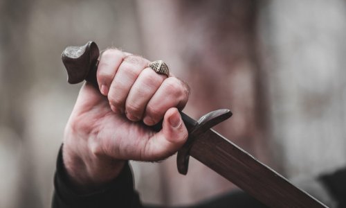 Muškarac divljao po knjižnici jer ne želi nositi zaštitnu masku, ali zato smatra da je u redu kretati se gradom s improviziranom sabljom u ruci