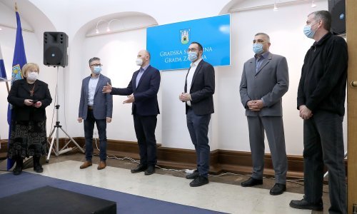 [FOTO/VIDEO] Zagrebačka oporba: Bandićeva reakcija na potres na Baniji je zakašnjela i nesolidarna