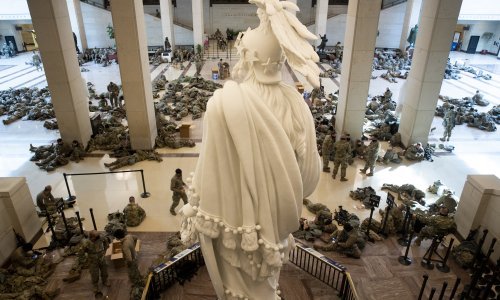 [FOTO] Scene koje nisu viđene od Američkog građanskog rata: Stotine vojnika noć su provele u zgradi Kongresa i čuvali je od novih nasilnih upada