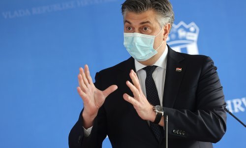 [FOTO/VIDEO] Plenković o spornom Predsjedništvu HDZ-a: 'Morate pronaći tko je duboko grlo. Zar mislite da mi tamo rješavamo križaljke i sudoku ili da otvoreno raspravljamo?'