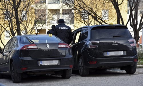 [FOTO] U Splitu gorio automobil, još jedan oštećen