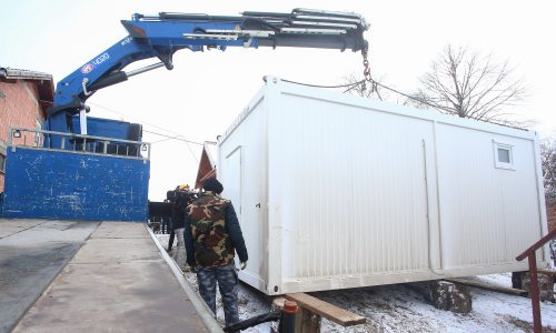 [FOTO/VIDEO] Obitelj Likević iz teško stradalog Sibića dobila mobilnu kućicu od Caritasa