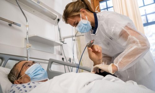 Stope smrtnosti od Covida-19 smanjuju se s vremenom, zaključili američki istraživači. Zasad se može samo nagađati zašto