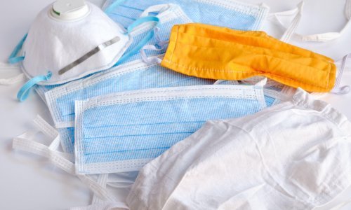 Kontraproduktivno je: Ne povlačite masku preko brade i ne ostavljajte je obješenu preko uha