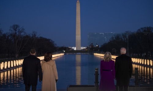 [FOTO/VIDEO] Zapaljeno 400 svijeća usred Washingtona: Joe Biden i Kamala Harris predvodili komemoraciju za preminule od koronavirusa