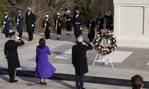 [FOTO] Biden i Harris s bivšim američkim predsjednicima poslali simboličnu poruku zajedništva s groblja Arlington