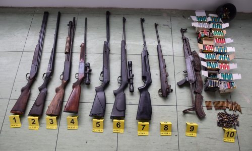 Muškarac u Pločama naoružan do zuba, policija mu u kući pronašla: sedam 'običnih' pušaka, jednu automatsku, gomilu municije te dijelove još nekoliko oružja