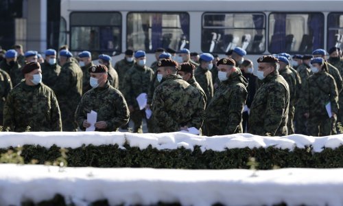[VIDEO/FOTO] Beograđani u kilometarskim redovima čekaju na kinesko cjepivo, stiglo čak milijun doza