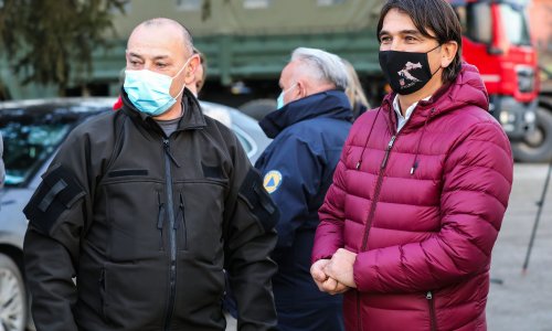 [FOTO/VIDEO] Dalić u Petrinju doveo konvoj pomoći iz Livna: Teško je gledati ovako razoren grad