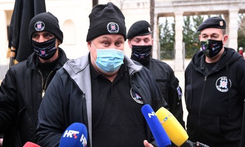 [VIDEO/FOTO] HOS-ovac Baraba Knez Milanoviću: Nek’ dođe pred mene, nek’ mi kaže da mu ovo smeta