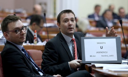 Bauk i Glavašević stavili natpis: 'Sramota U Jasenovcu!, #andrej_izdrži'