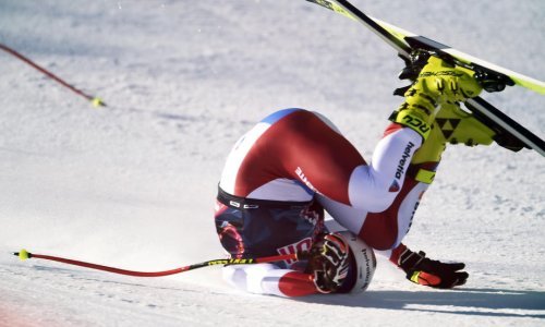 [FOTO] Ružan pad u Kitzbuhelu; Švicarac pao na glavu pri brzini od gotovo 150 km/h, a utrka je odmah prekinuta