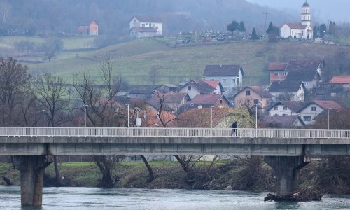 U Hrvatskoj Kostajnici tri obitelji na rubu klizišta drže se 'zubima za vjetar'