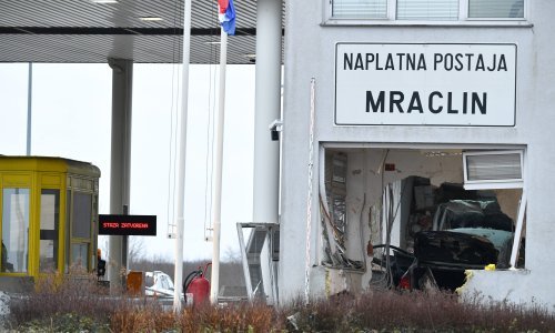 [FOTO] BMW-om se zabio u naplatnu kućicu na A11, poginuo djelatnik HAC-a