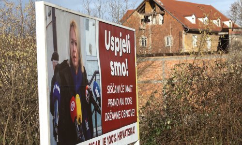 [FOTO] Grad Sisak financirao sporne promo plakate s gradonačelnicom