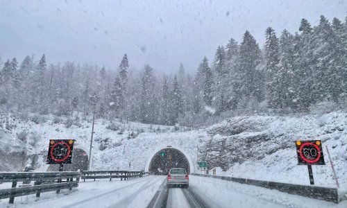 [FOTO/VIDEO] Snijeg i poledica otežavaju promet: Nijedna cesta prema obali nije prohodna za kamione i tegljače s prikolicama, pogledajte kako izgleda vožnja kroz snježne nanose