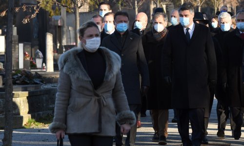 Milanović na Mirogoju: Nacisti su imali svoje pomagače i u Hrvatskoj. To se nije dogodilo daleko u ruskim stepama; HOS-ovce molio da više ne ističu 'Za dom spremni'