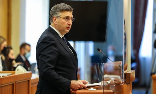Burna polemika o strategiji razvoja: Oporba kritizirala visoku cijenu i veliki font, Plenković pojasnio ulogu Martine Dalić, a Petrova poslao kod oftalmologa. Opomene pljuštale sa svih strana