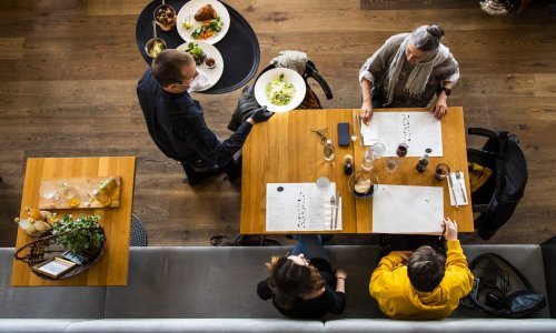 Restoran u Nici otvorio vrata unatoč zabrani, gosti u transu: 'Sloboda, sloboda!'