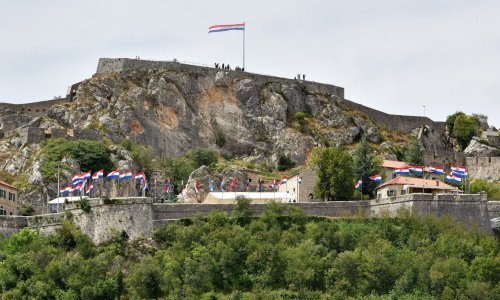 Srbijanski teolog u Kninu: Živjela srpska Krajina, ovdje je njihova zastava, dat će Bog da vratimo našu