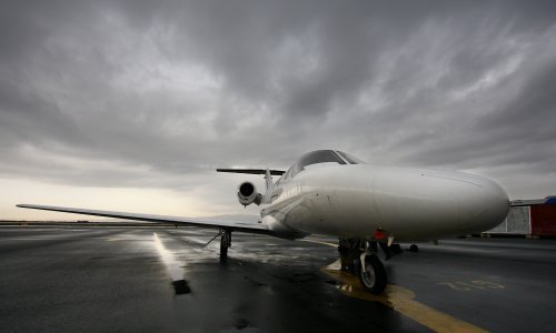 Avion privatnog hrvatskog avioprijevoznika zaustavio se u travi iza kraja piste