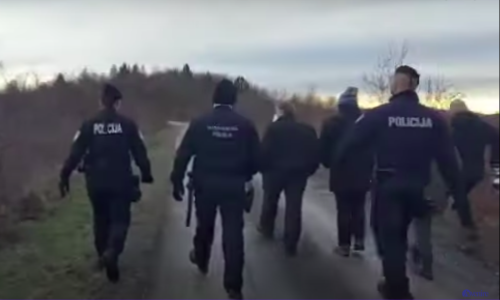 Hrvatski policajci trčali za europarlamentarcima koji su pokušali doći do punkta u šumi gdje se zaustavljaju migranti