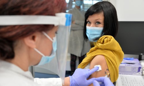 Pitanje koje muči mnoge: Zašto se i dalje razbolijevaju i neki koji su se cijepili protiv Covida-19?