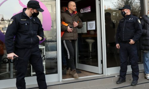 [VIDEO/FOTO] Policija privela na razgovor vlasnika i ispraznila teretanu na Trešnjevci