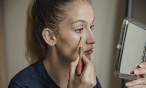 Stvara efekt liftinga lica: Ovaj beauty trik s korektorom postao je viralni hit na TikToku