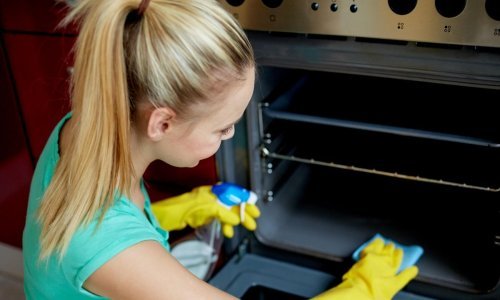 Mučite se s čišćenjem pećnice? Evo nekoliko genijalnih savjeta za  brzo i lako čišćenje
