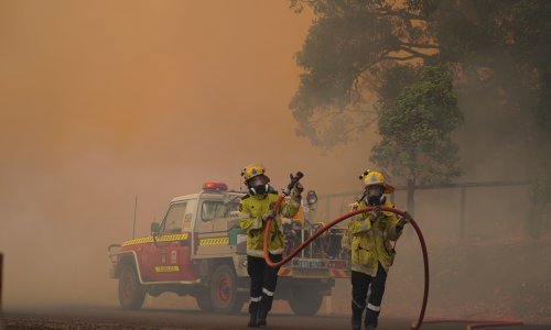 Australski vatrogasci bore se s požarom koji uništava domove