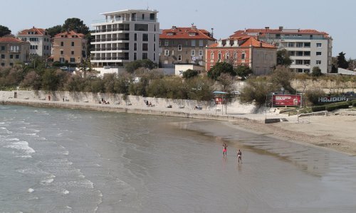 Fekalije u moru: Na poznatoj splitskoj plaži golema smeđa mrlja, inspekcija izišla na teren