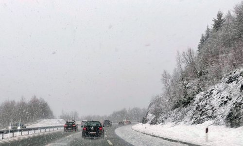 Upozorenje: Moguća poledica, posebice na mostovima i nadvožnjacima