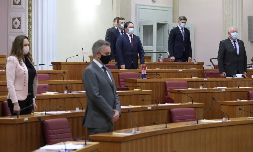 [FOTO] Zastupnici minutom šutnje odali počast svom preminulom kolegi, na Tuđmanovom mjestu u sabornici postavljene svijeća i ruža