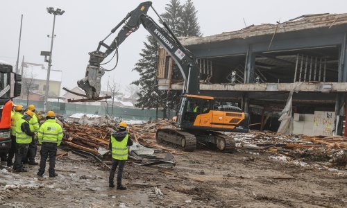 Što se krije iza rušenja nekadašnjeg ponosa Petrinje? Od svih u potresu sravnjenih zgrada, država prvu za rušenje izabrala onu građenu 1979. godine