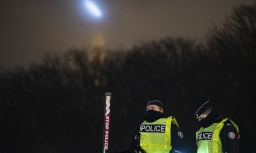 Policija upala na seksualne orgije u skladištu