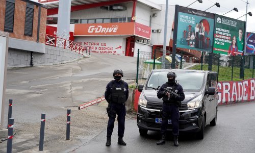 Policija u Beogradu razbila bandu povezanu s otmicama, iznudama i drogom kojoj je na čelu zloglasni vođa navijača zvani Velja Nevolja; pretres na stadionima Crvene Zvezde i Partizana